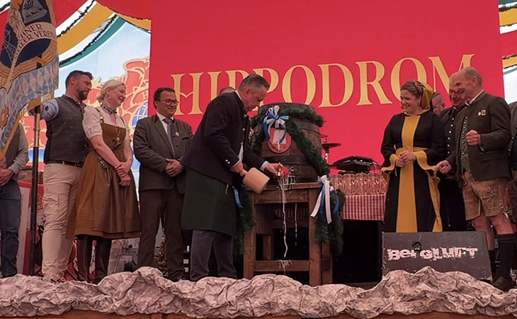 Fr&uuml;hlingsfest M&uuml;nchen 2026 Anstich von Dr. Christian Scharpf mit 2 Schl&auml;gen im Hippodon beim Auftakt am 17.04.2026 im Hippodrom (&copy;Foto: Martin Schmitz) 
